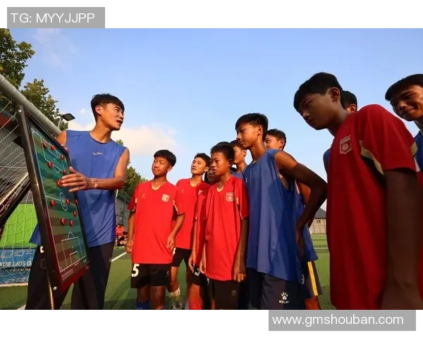 学生们在绿茵场上挥洒汗水练足球提升技艺锻炼身体追逐梦想的青春岁月 学生们在绿茵场上挥洒汗水练足球提升技艺锻炼身体追逐梦想的青春岁月