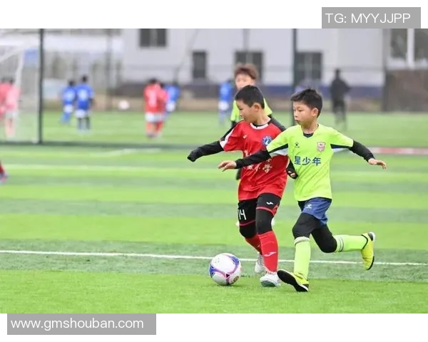 南湖边的绿草如茵足球场上激情四溢的青春对决