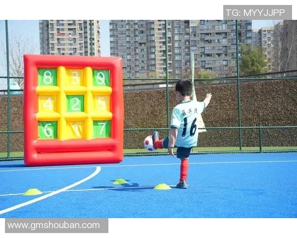 脸顶足球挑战赛：勇敢者的游戏与技巧的完美结合